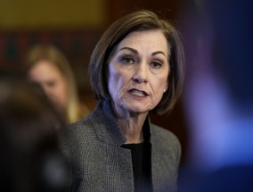 爱荷华州州长签署了一项法案，取消了该州民权法典中对性别认同的保护